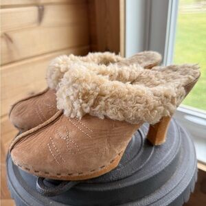 VINTAGE Y2K Tan Sherpa Size 6 Heeled Mules